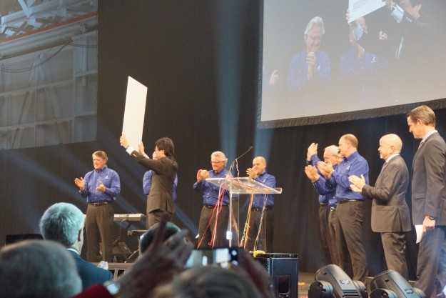 Honda Aircraft president and CEO Michimasa Fujino proudly displays a ceremonial copy of the HondaJet's type certificate, 同僚とFAAの管理者マイケル・ウエルタによって連結されました (右から2番目). フォト: マット・サーバー