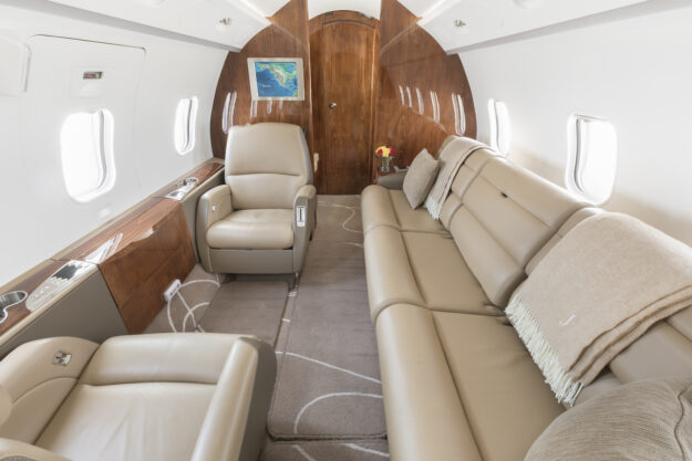 Challenger 300 N300NJ