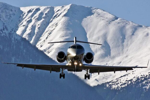 Bombardier Challenger 300 exterior head on view